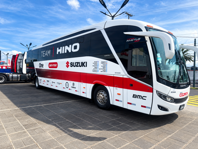 Hino da un salto al profesionalismo de élite e incorpora un moderno autobús para la Vuelta a Guatemala
